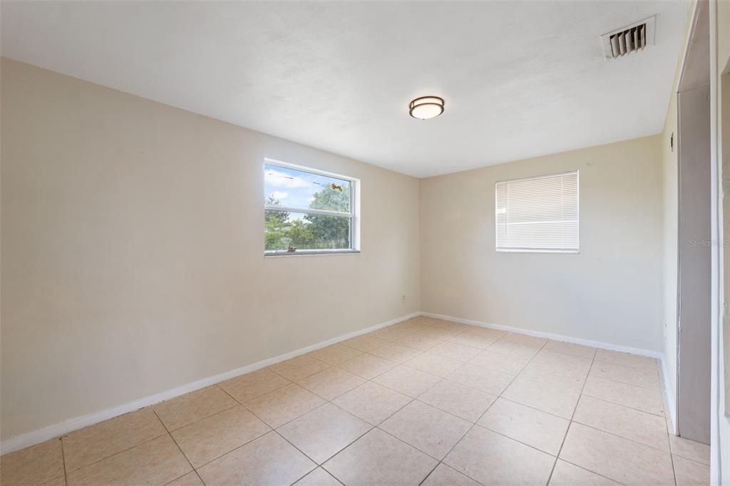 合同活跃: $215,000 (3 贝兹, 2 浴室, 956 平方英尺)