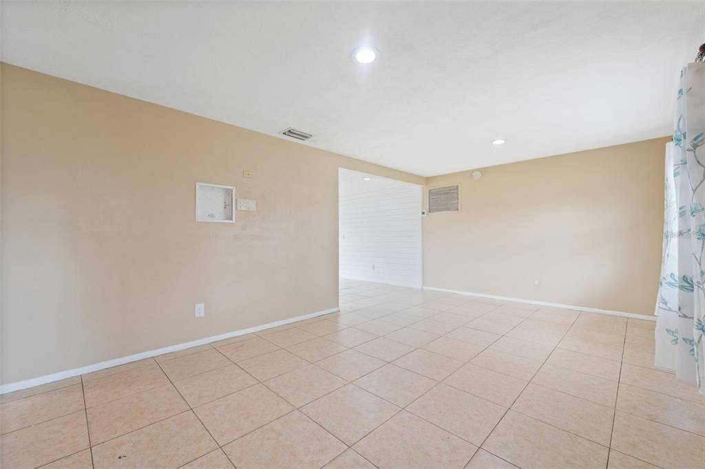 合同活跃: $215,000 (3 贝兹, 2 浴室, 956 平方英尺)