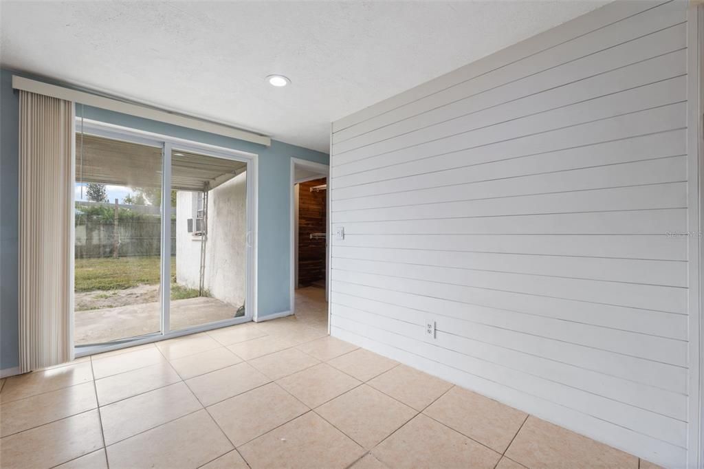 合同活跃: $215,000 (3 贝兹, 2 浴室, 956 平方英尺)