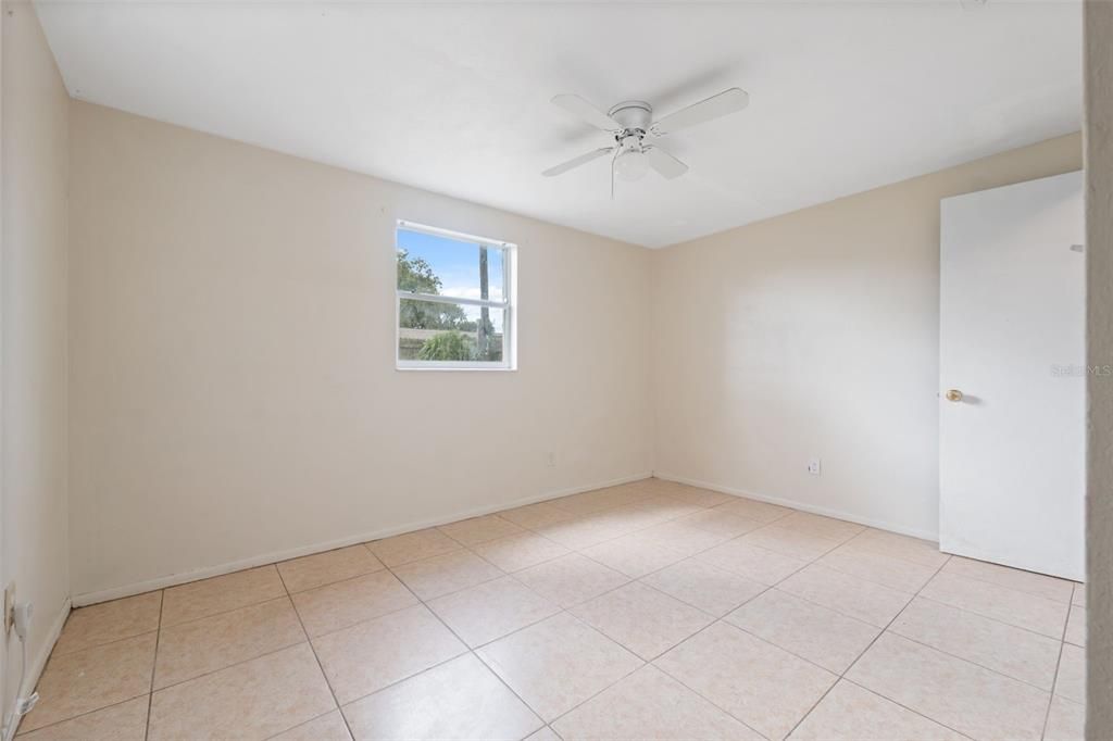 合同活跃: $215,000 (3 贝兹, 2 浴室, 956 平方英尺)