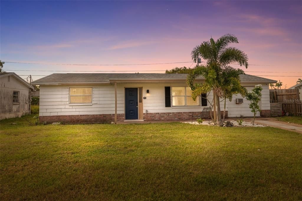 合同活跃: $215,000 (3 贝兹, 2 浴室, 956 平方英尺)