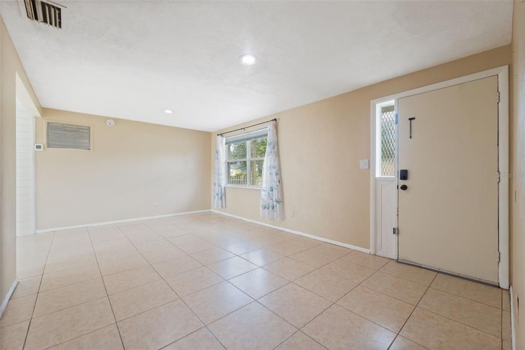 合同活跃: $215,000 (3 贝兹, 2 浴室, 956 平方英尺)