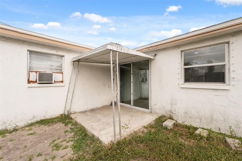 合同活跃: $215,000 (3 贝兹, 2 浴室, 956 平方英尺)