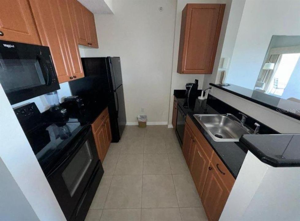 For Sale: $160,000 (1 beds, 1 baths, 671 Square Feet)