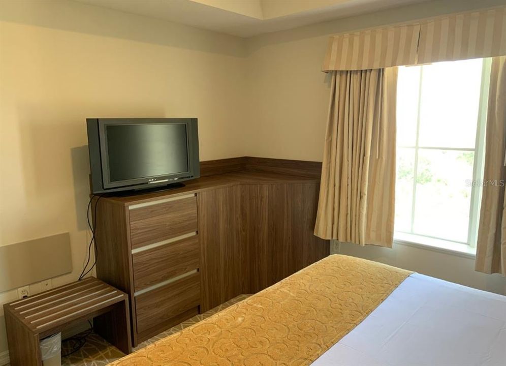 For Sale: $160,000 (1 beds, 1 baths, 671 Square Feet)