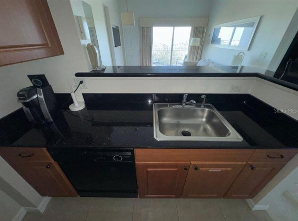 For Sale: $160,000 (1 beds, 1 baths, 671 Square Feet)