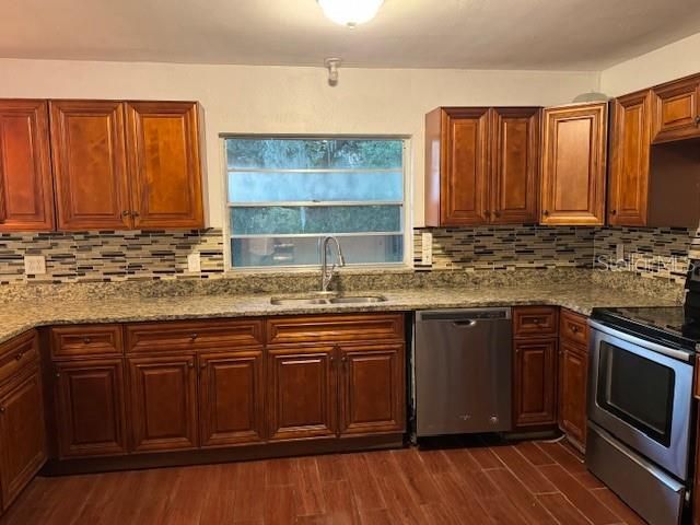 出租: $2,000 (4 贝兹, 3 浴室, 2768 平方英尺)