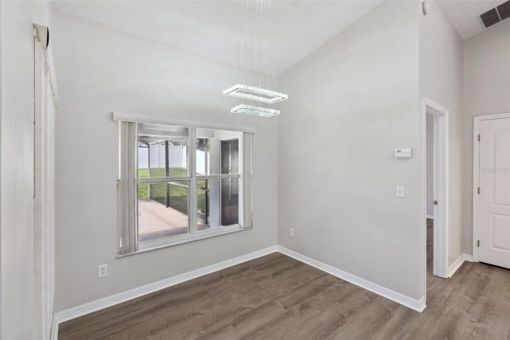 Под контрактом: $485,000 (4 спален, 2 ванн, 1939 Квадратных фут)