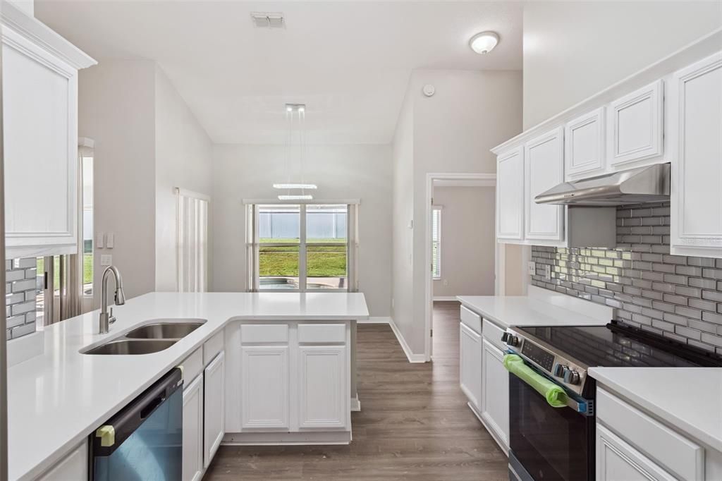 Под контрактом: $485,000 (4 спален, 2 ванн, 1939 Квадратных фут)