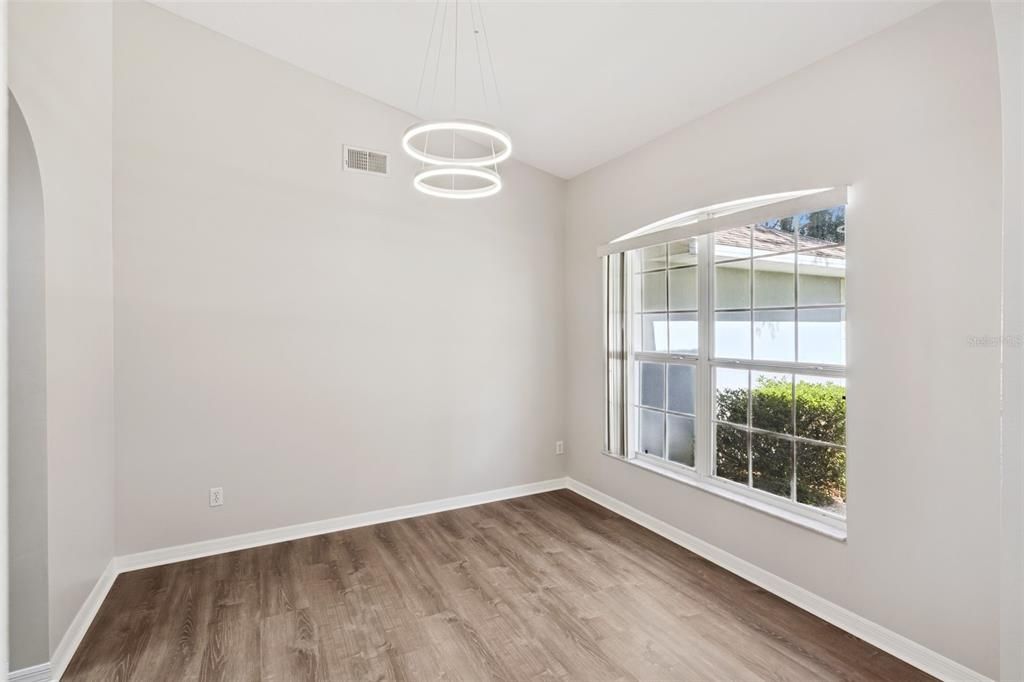 Под контрактом: $485,000 (4 спален, 2 ванн, 1939 Квадратных фут)