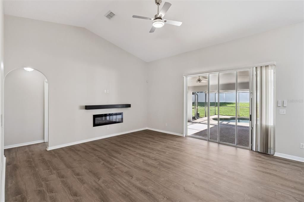 Под контрактом: $485,000 (4 спален, 2 ванн, 1939 Квадратных фут)