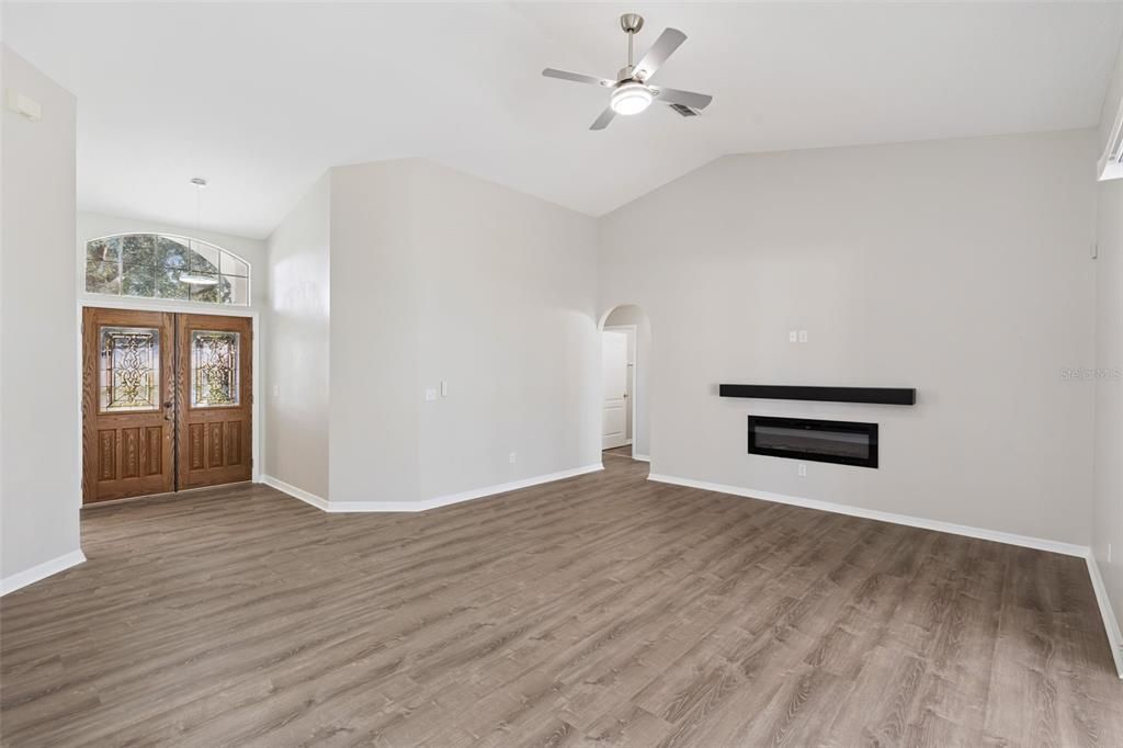 Под контрактом: $485,000 (4 спален, 2 ванн, 1939 Квадратных фут)