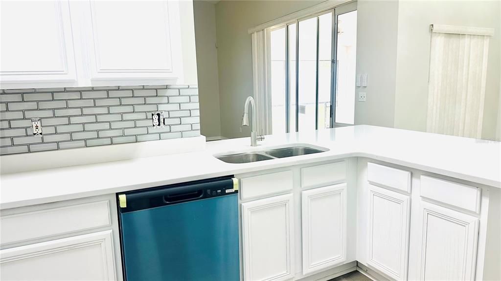 Под контрактом: $485,000 (4 спален, 2 ванн, 1939 Квадратных фут)