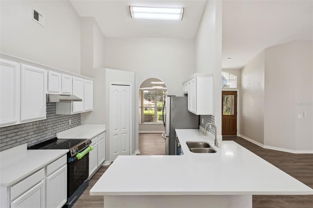 Под контрактом: $485,000 (4 спален, 2 ванн, 1939 Квадратных фут)