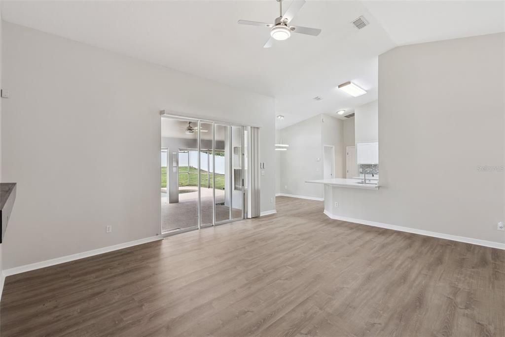 Под контрактом: $485,000 (4 спален, 2 ванн, 1939 Квадратных фут)