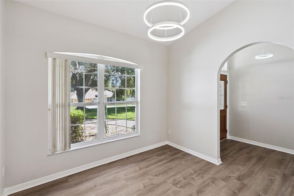 Под контрактом: $485,000 (4 спален, 2 ванн, 1939 Квадратных фут)