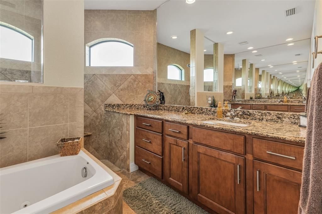 Activo con contrato: $749,900 (3 camas, 2 baños, 2182 Pies cuadrados)