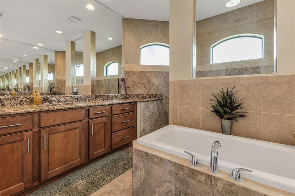 Activo con contrato: $749,900 (3 camas, 2 baños, 2182 Pies cuadrados)