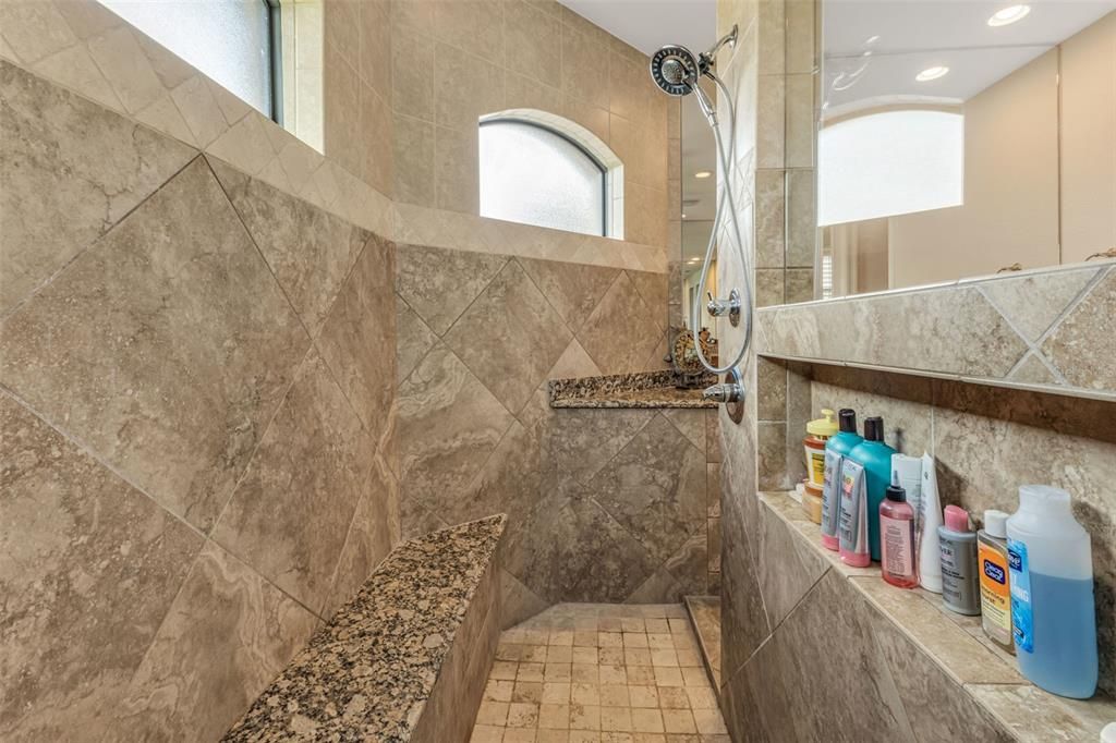 Activo con contrato: $749,900 (3 camas, 2 baños, 2182 Pies cuadrados)