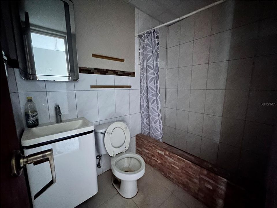 Под контрактом: $250,000 (8 спален, 0 ванн, 3000 Квадратных фут)