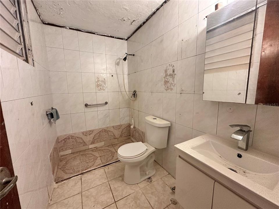 Под контрактом: $250,000 (8 спален, 0 ванн, 3000 Квадратных фут)