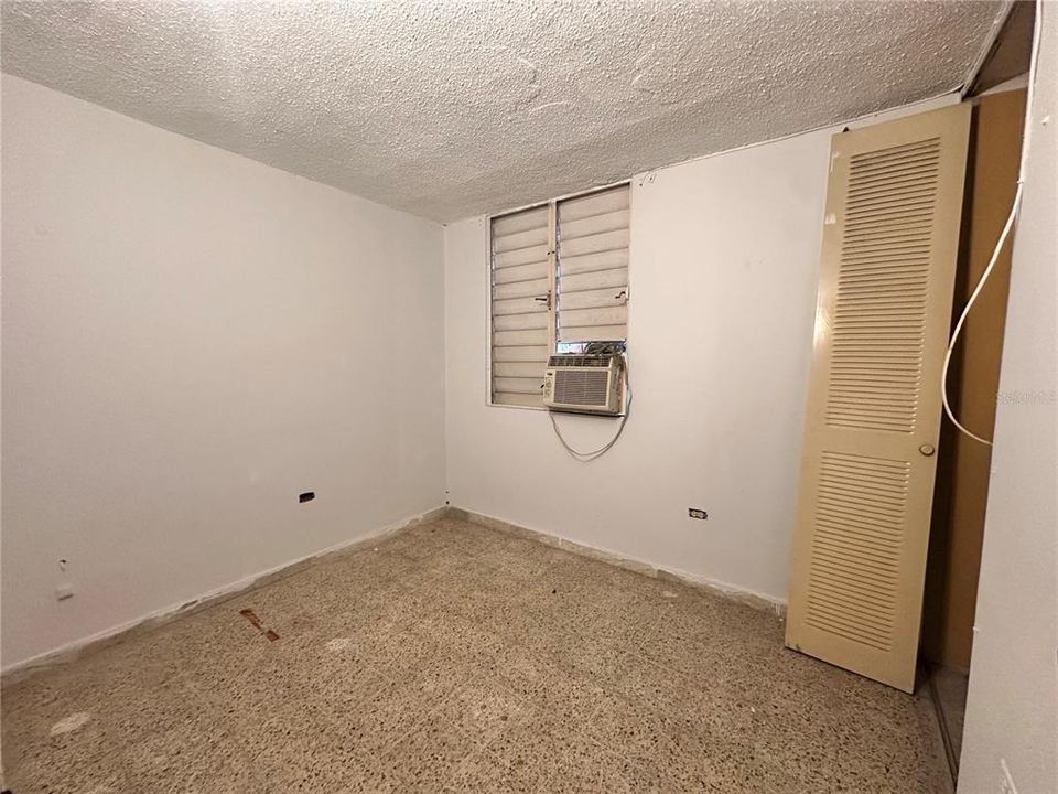 Под контрактом: $250,000 (8 спален, 0 ванн, 3000 Квадратных фут)