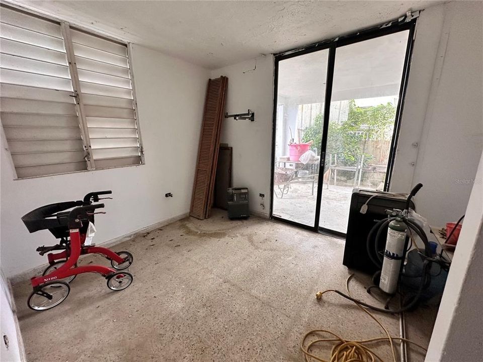 Под контрактом: $250,000 (8 спален, 0 ванн, 3000 Квадратных фут)