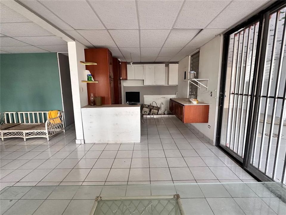 Под контрактом: $250,000 (8 спален, 0 ванн, 3000 Квадратных фут)