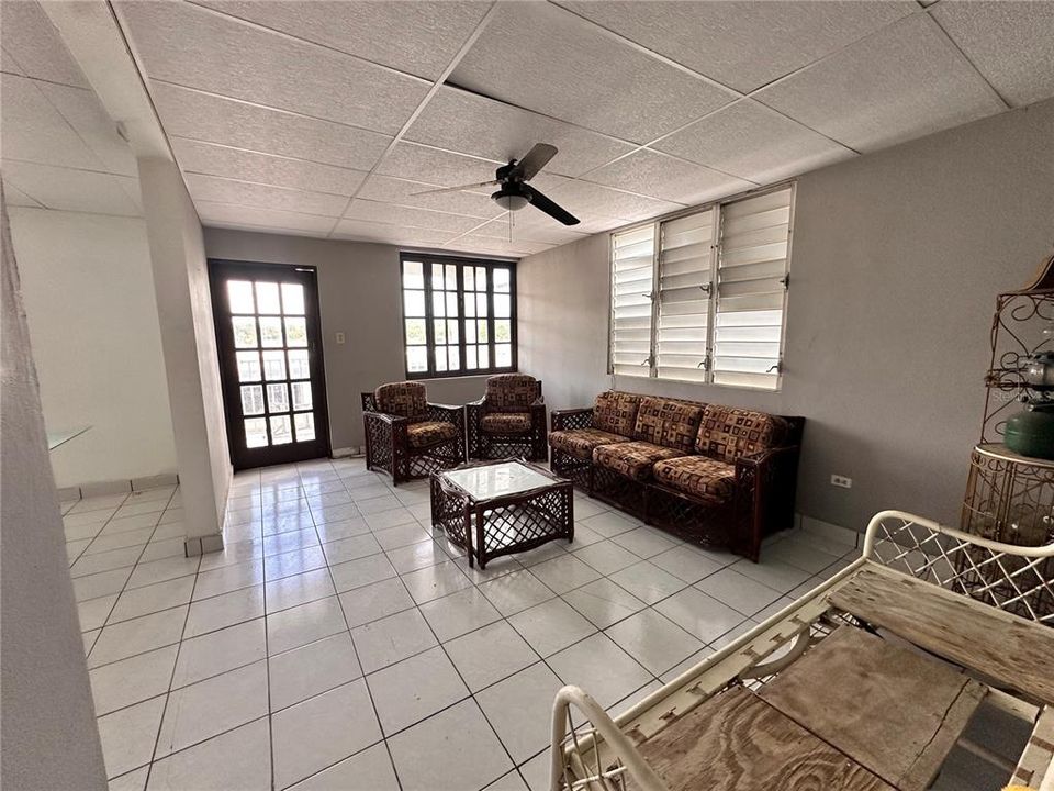 Под контрактом: $250,000 (8 спален, 0 ванн, 3000 Квадратных фут)