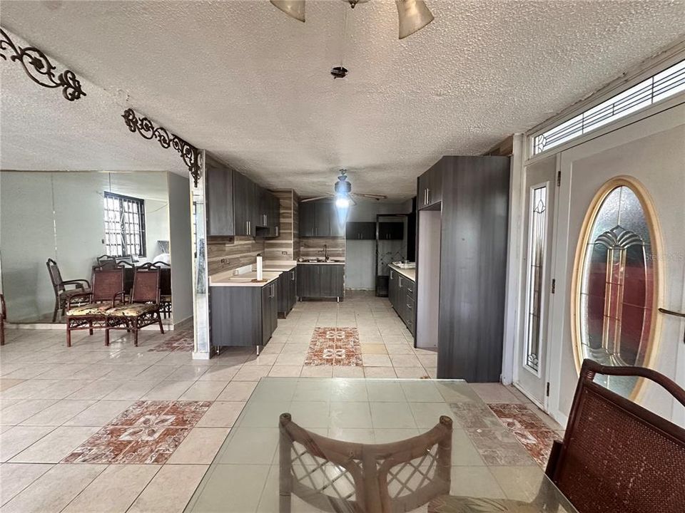 Под контрактом: $250,000 (8 спален, 0 ванн, 3000 Квадратных фут)