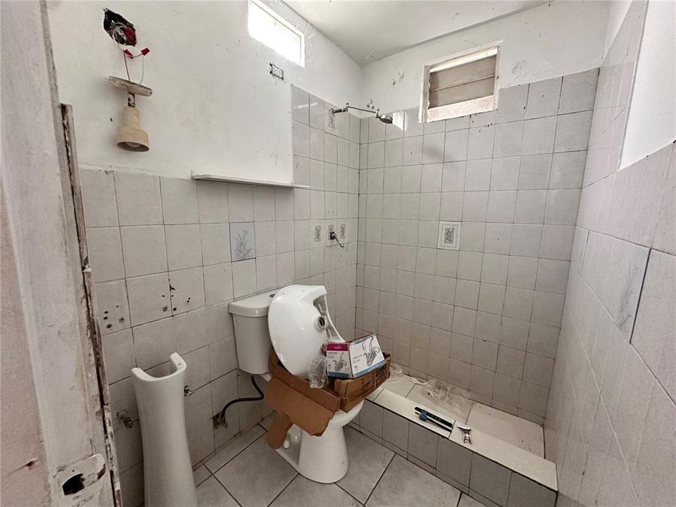 Под контрактом: $250,000 (8 спален, 0 ванн, 3000 Квадратных фут)