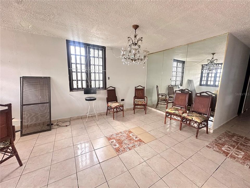 Под контрактом: $250,000 (8 спален, 0 ванн, 3000 Квадратных фут)