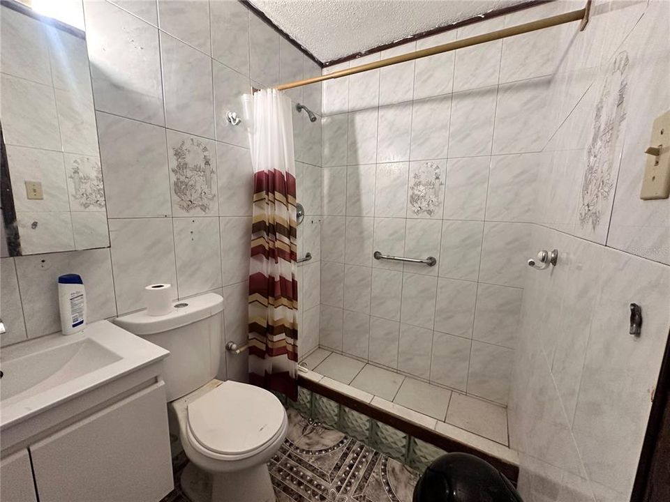 Под контрактом: $250,000 (8 спален, 0 ванн, 3000 Квадратных фут)