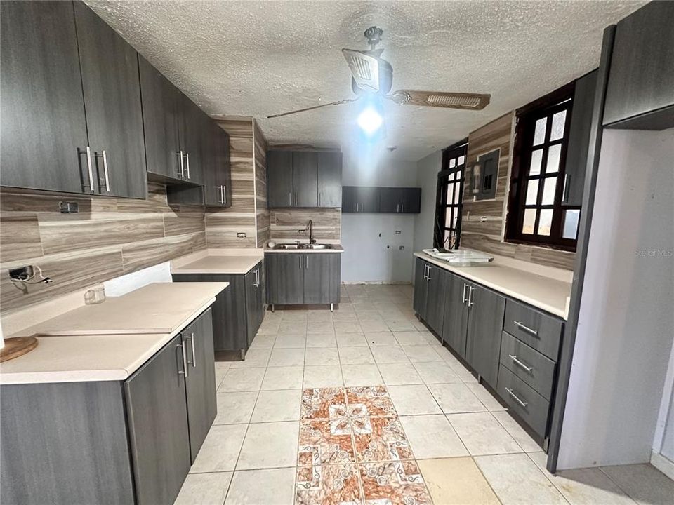 Под контрактом: $250,000 (8 спален, 0 ванн, 3000 Квадратных фут)