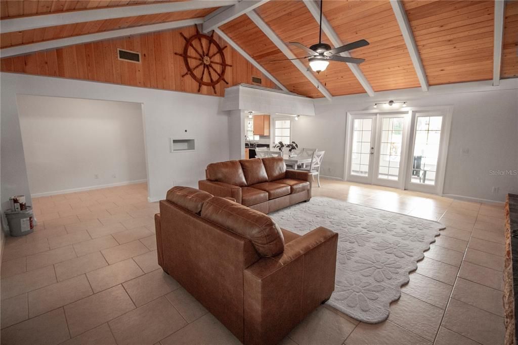 For Rent: $3,300 (2 beds, 1 baths, 1350 Square Feet)