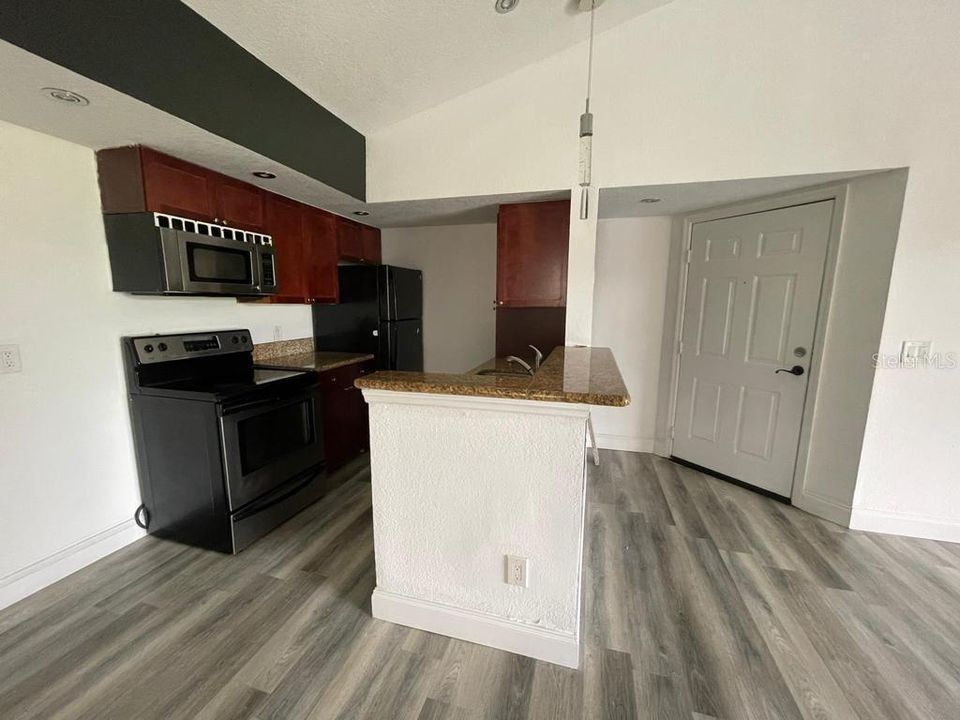For Sale: $175,000 (2 beds, 2 baths, 988 Square Feet)