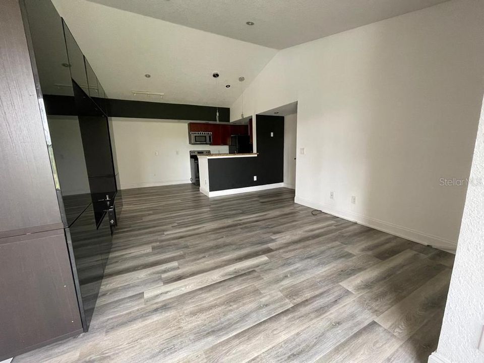 For Sale: $175,000 (2 beds, 2 baths, 988 Square Feet)