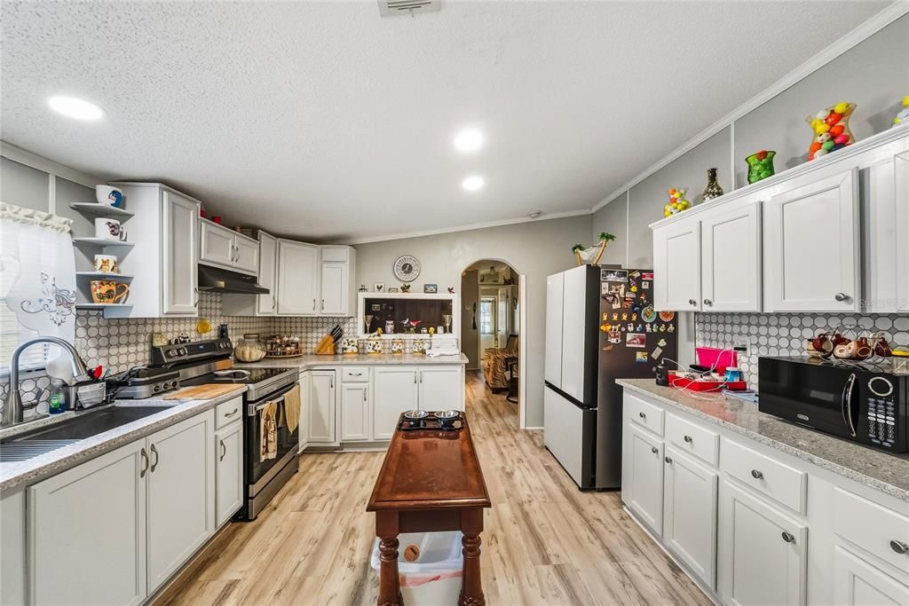 На продажу: $274,990 (4 спален, 2 ванн, 1716 Квадратных фут)