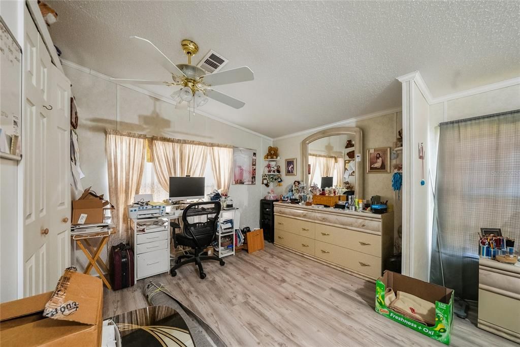 На продажу: $274,990 (4 спален, 2 ванн, 1716 Квадратных фут)