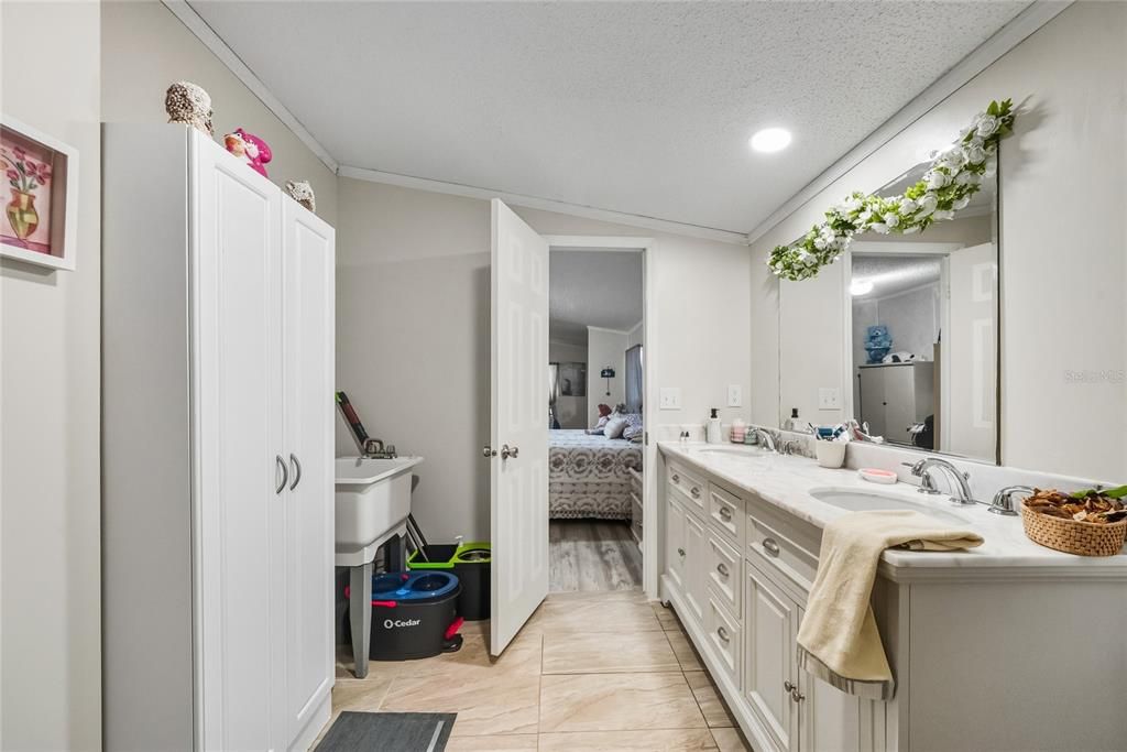 На продажу: $274,990 (4 спален, 2 ванн, 1716 Квадратных фут)