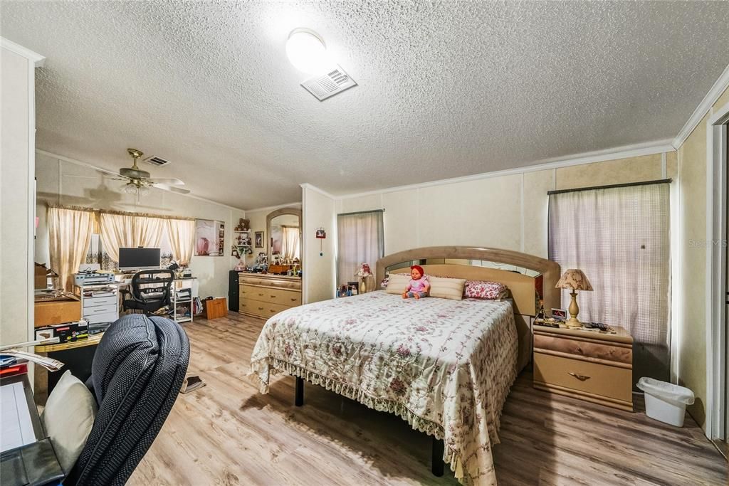 На продажу: $274,990 (4 спален, 2 ванн, 1716 Квадратных фут)