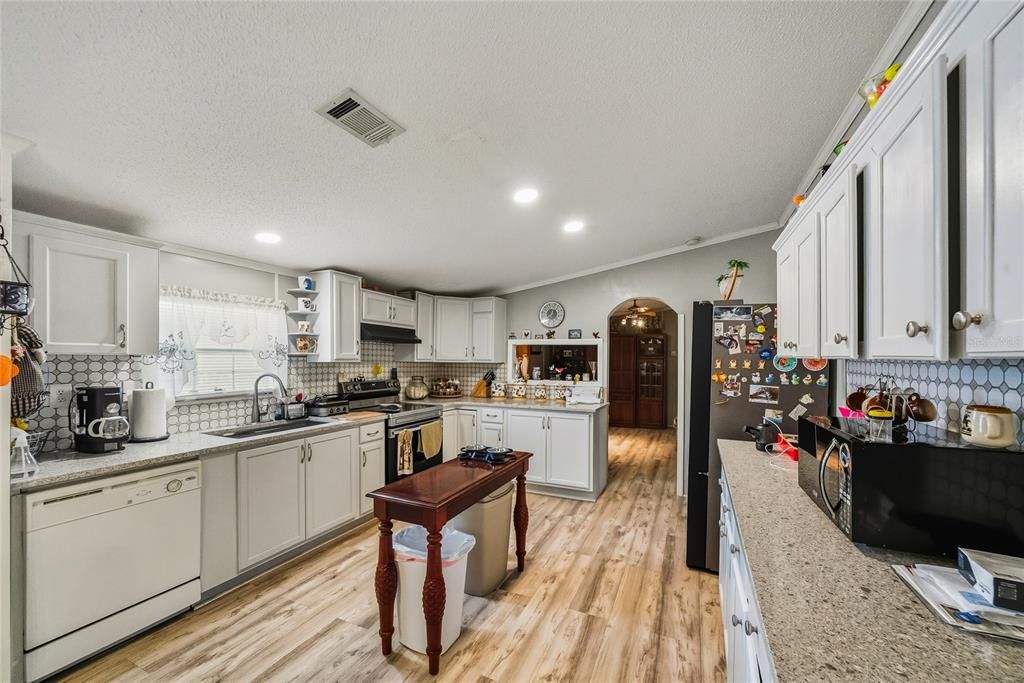 На продажу: $274,990 (4 спален, 2 ванн, 1716 Квадратных фут)