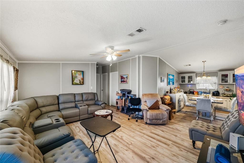 На продажу: $274,990 (4 спален, 2 ванн, 1716 Квадратных фут)