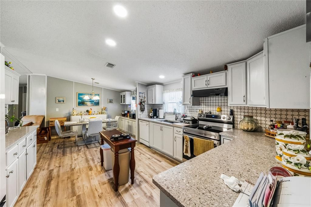 На продажу: $274,990 (4 спален, 2 ванн, 1716 Квадратных фут)