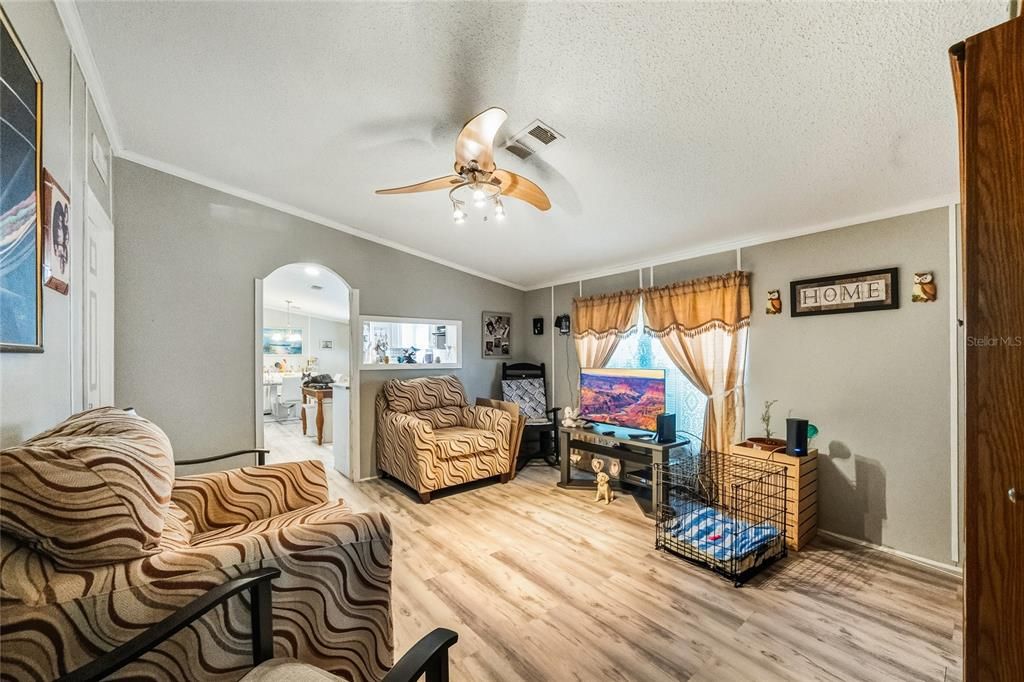 На продажу: $274,990 (4 спален, 2 ванн, 1716 Квадратных фут)