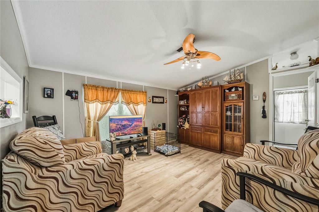 На продажу: $274,990 (4 спален, 2 ванн, 1716 Квадратных фут)