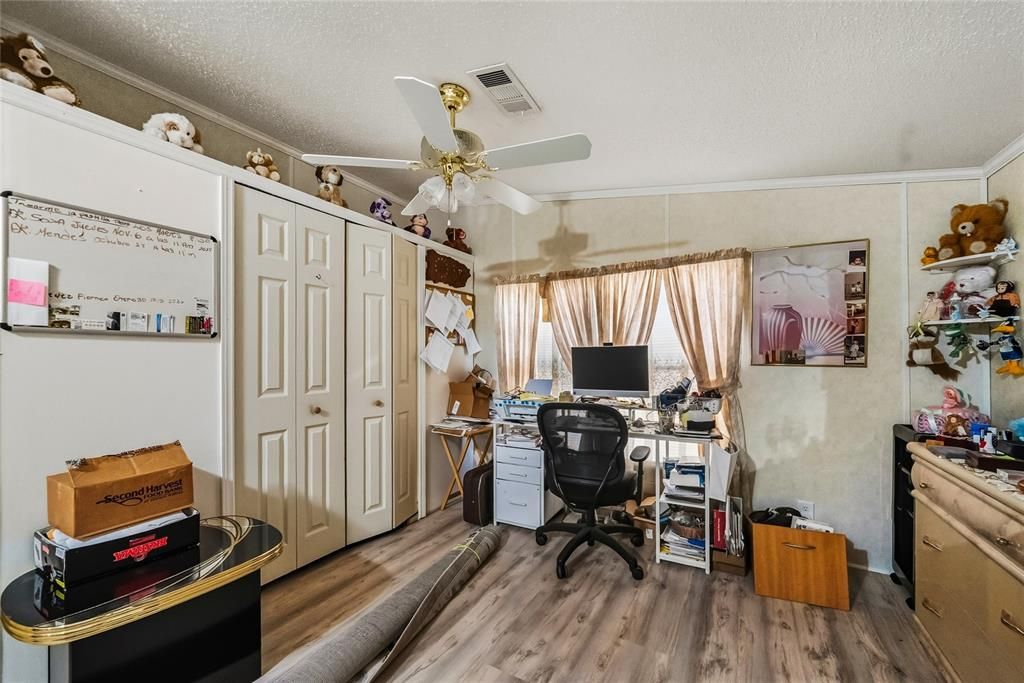 На продажу: $274,990 (4 спален, 2 ванн, 1716 Квадратных фут)