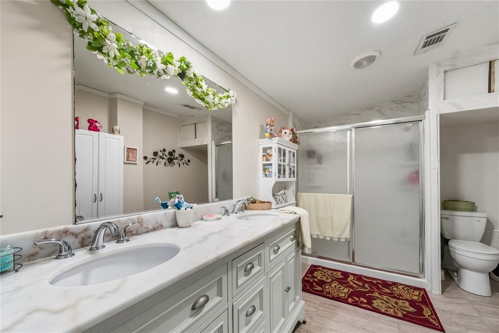 На продажу: $274,990 (4 спален, 2 ванн, 1716 Квадратных фут)