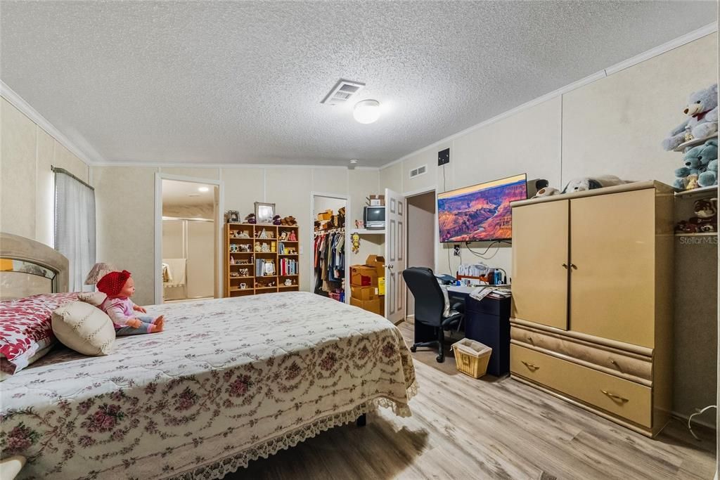 На продажу: $274,990 (4 спален, 2 ванн, 1716 Квадратных фут)