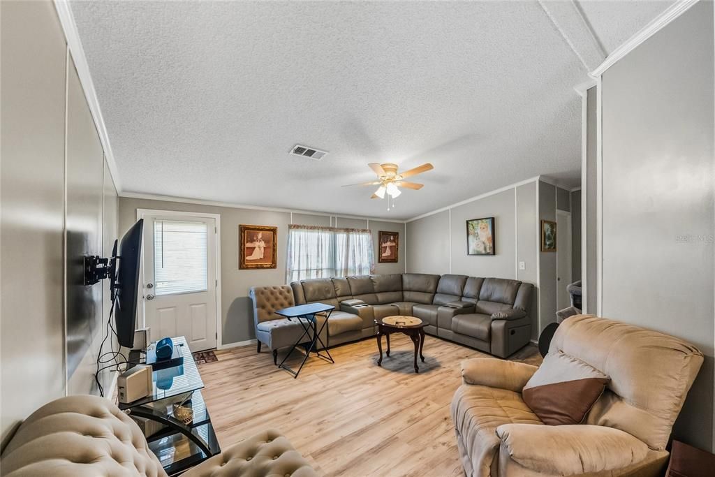 На продажу: $274,990 (4 спален, 2 ванн, 1716 Квадратных фут)